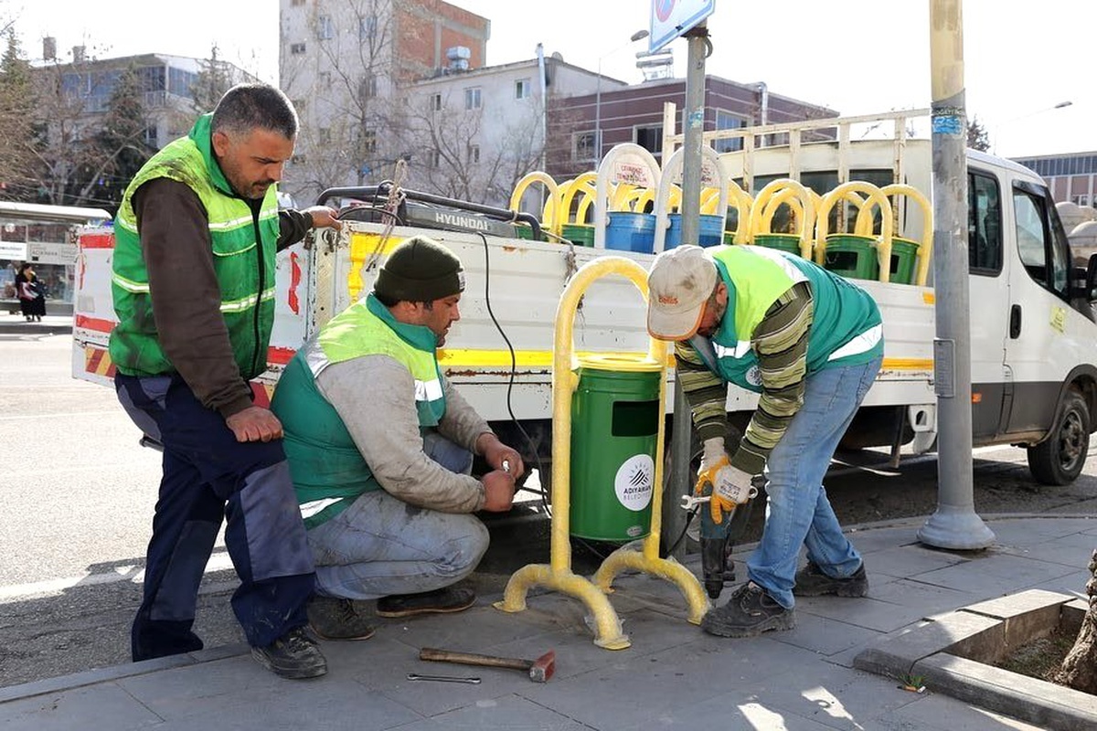 Adıyaman\'da eskiyen çöp kovalarını yeniliyor