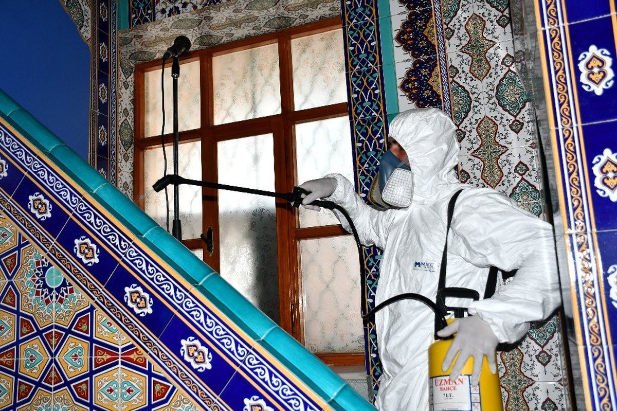 Aksaray\'da camiler korona virüsüne karşı dezenfekte ediliyor