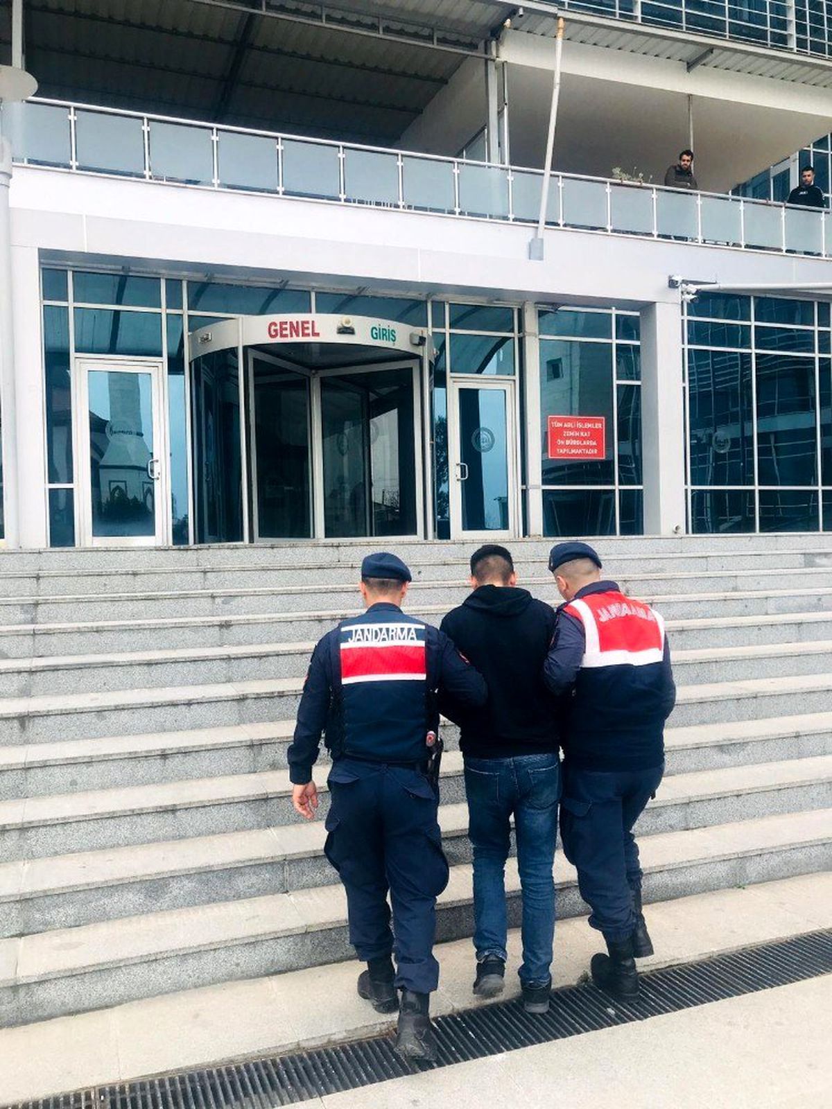 Araba çalarken yakalandı