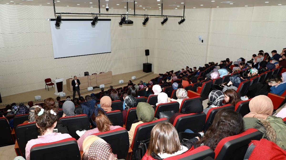 Atatürk Üniversitesi\'nde Suriye, Libya ve Ortadoğu konuşuldu