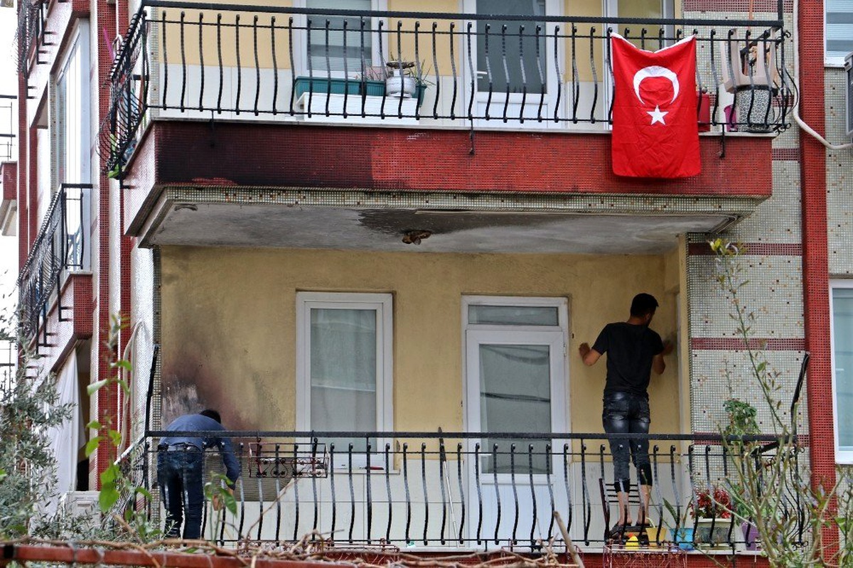 Balkon alev topuna döndü, mahalleli panik yaşadı