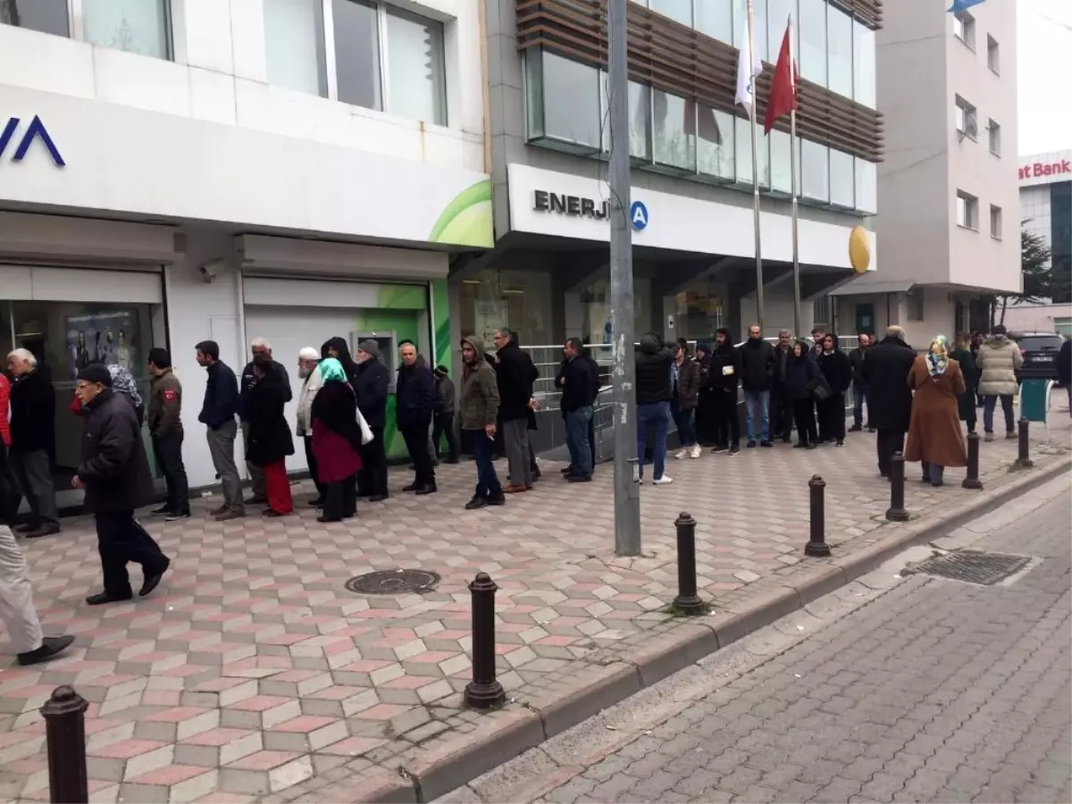 Banka önlerinde korona virüs kuyruğu