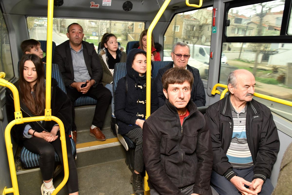 Başkan Helvacıoğlu dolmuşta vatandaşlarla birlikte seyahat etti