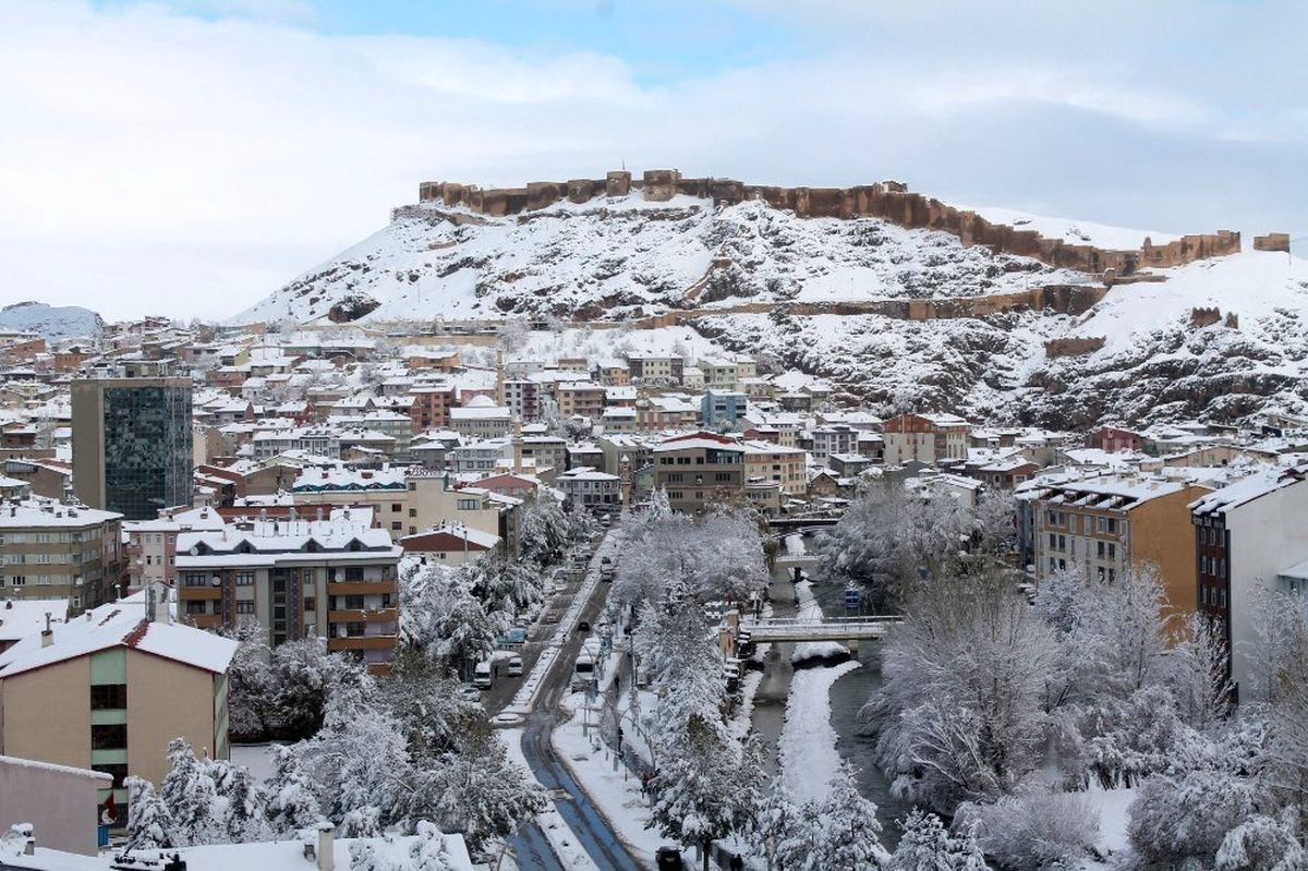 Bayburt\'ta ilkbaharda kar yağışı