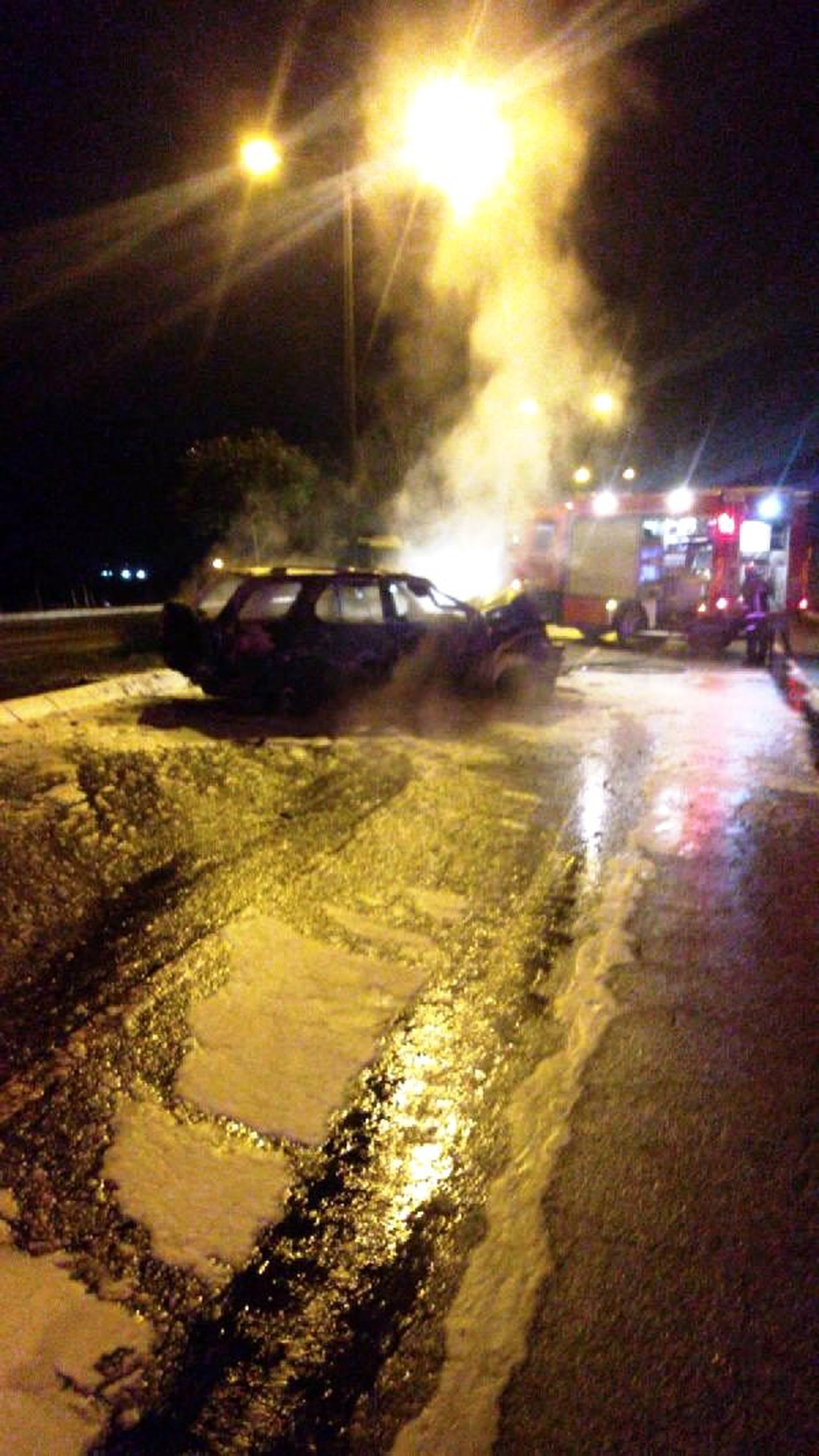 Beton mikserine çarpan otomobil yandı, sürücü öldü