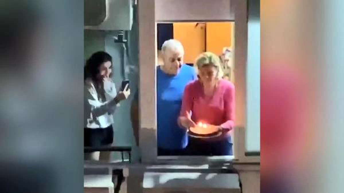 Beyrut\'ta karantinada doğum günü kutlaması