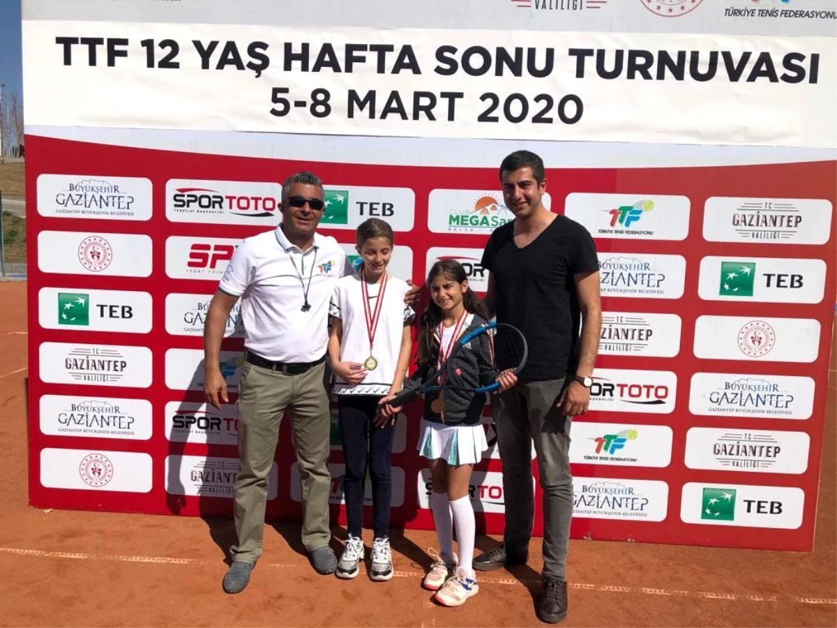 Büyükşehir sporcularından tenis kortunda büyük başarı!