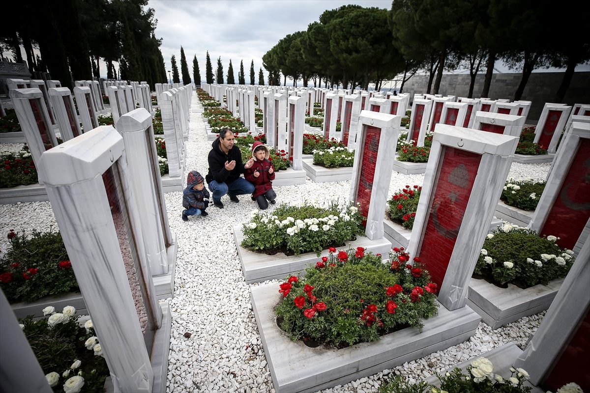 "Çanakkale geçilmez" destanının yazıldığı topraklarda ecdada dua