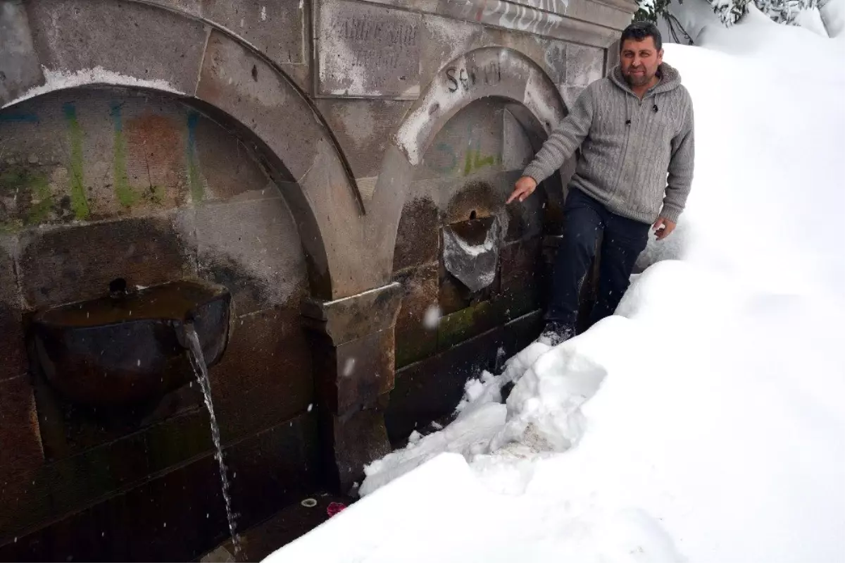 Çeşme ve tabelalara zarar verildi