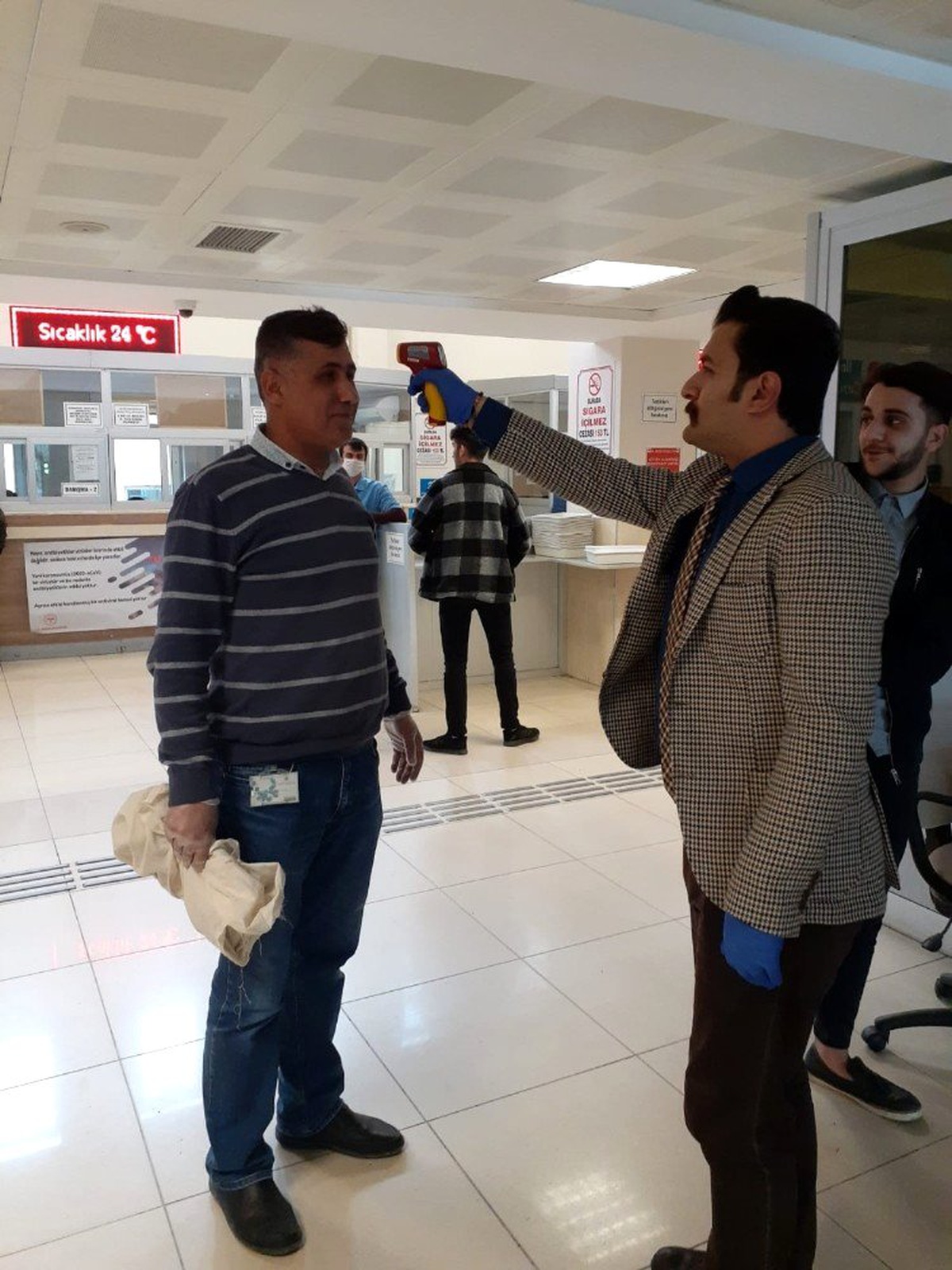 Diyarbakır Adliyesinde vatandaşlar kızılötesi ateş ölçer cihazla kontrol ediliyor