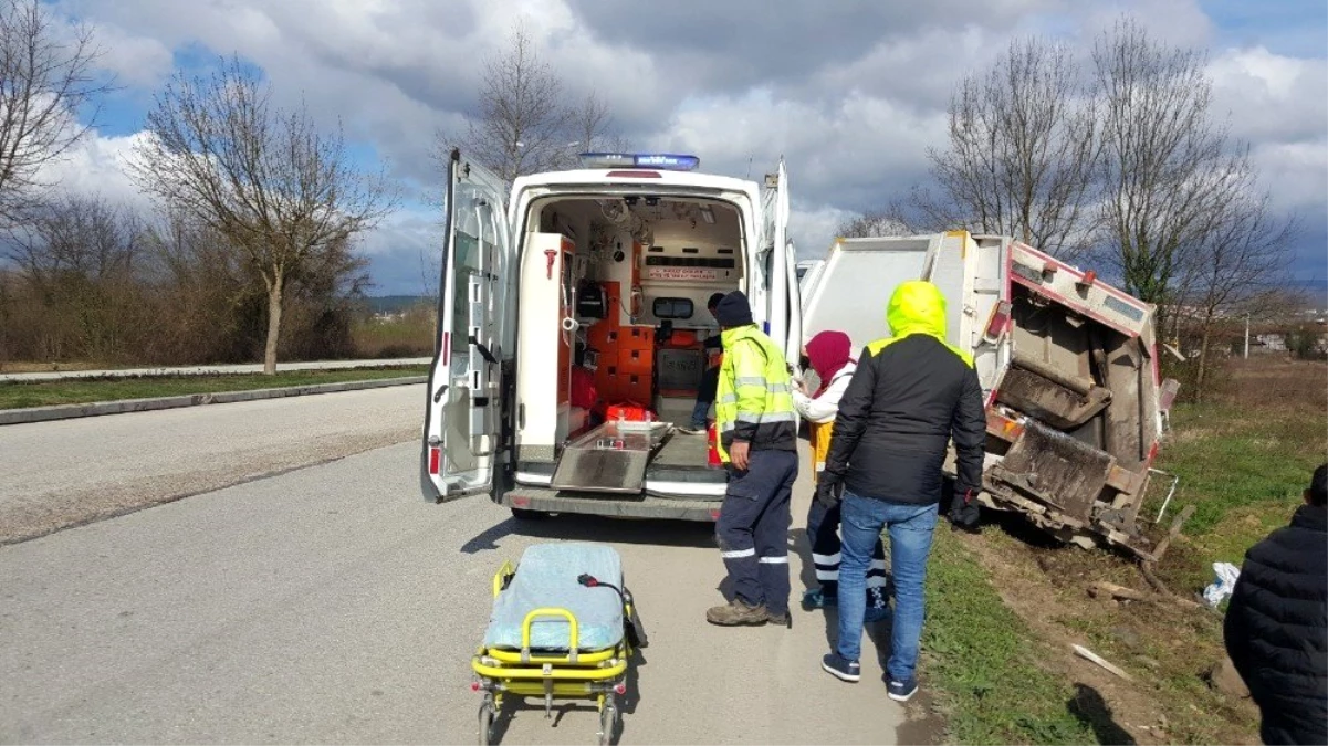 Düzce\'de çöp kamyonu yoldan çıktı: 3 yaralı