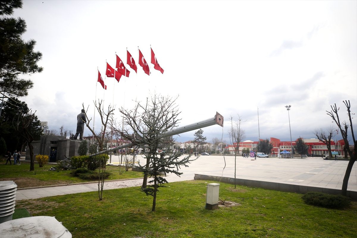 Düzce\'de kuvvetli rüzgar etkili oluyor