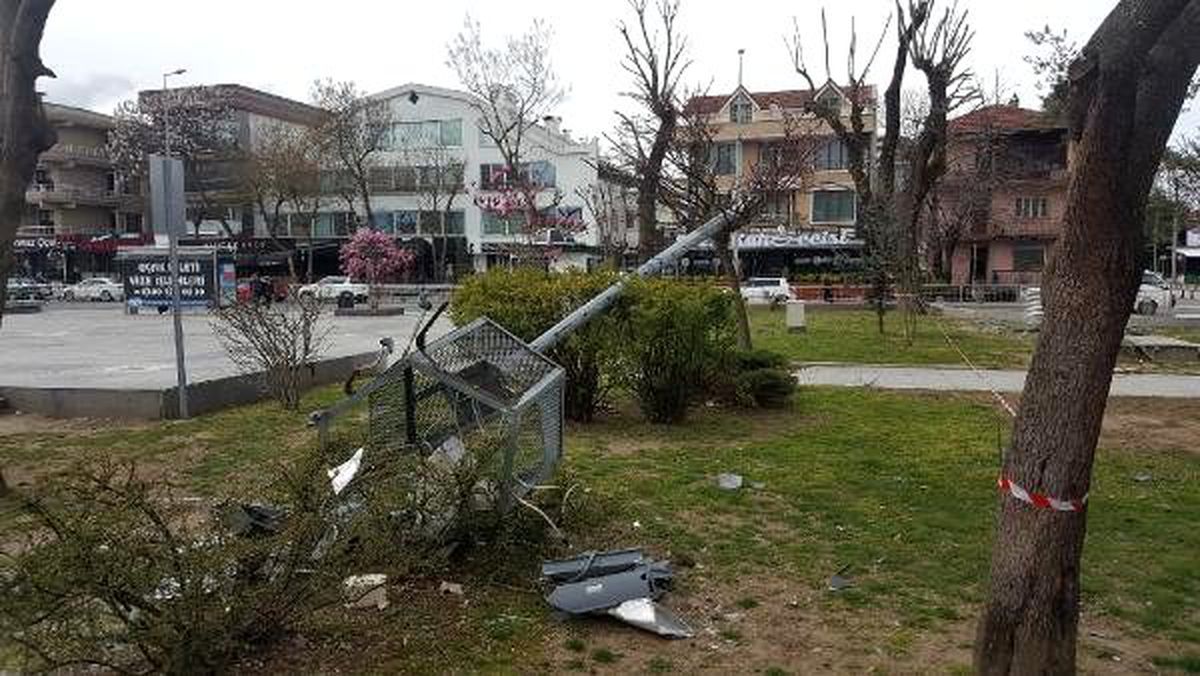 Düzce\'de şiddetli rüzgar, aydınlatma direğini devirdi
