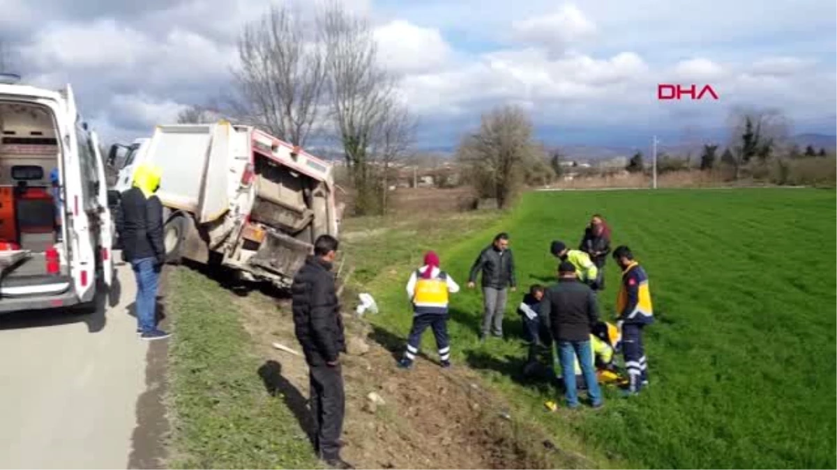 DÜZCE Sürücü kontrolü kaybetti, çöp kamyonu tarlaya girdi: 3 yaralı