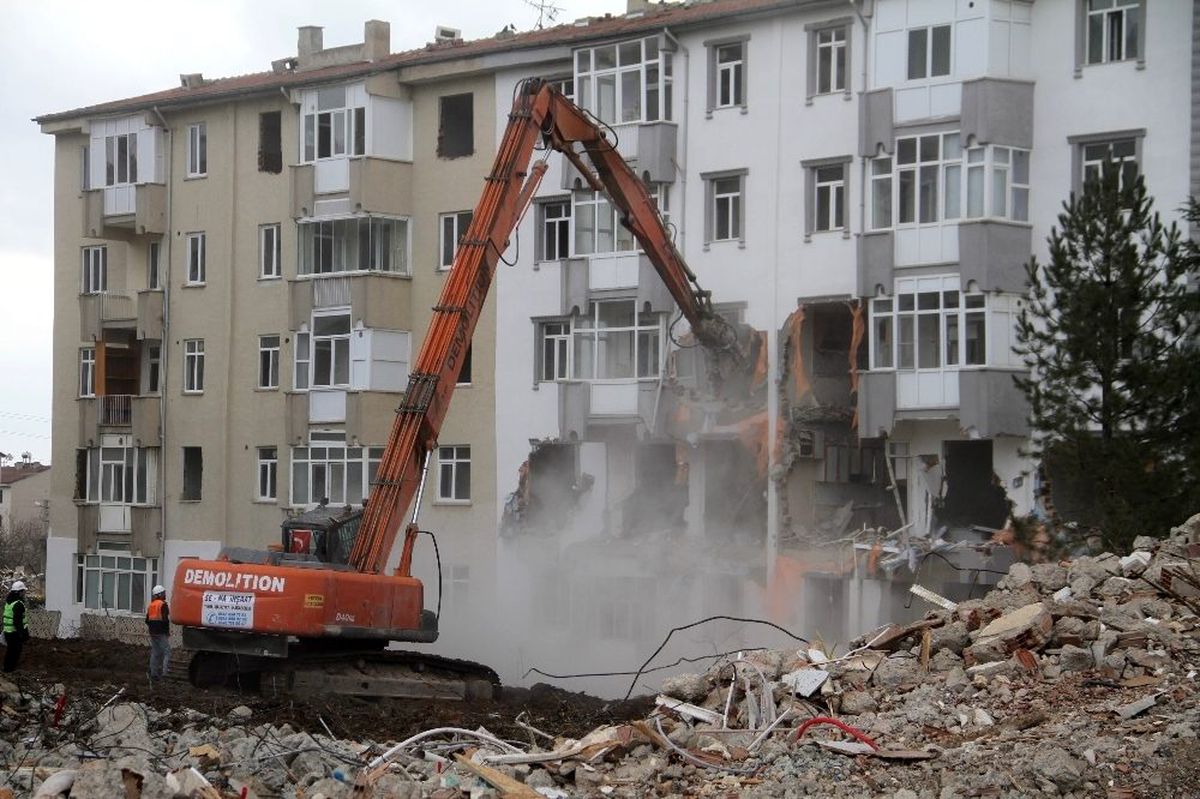 Elazığ\'da hasarlı binaların yıkımı için ihale