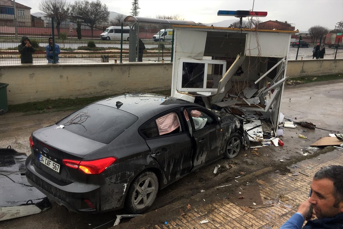 Elazığ\'da otomobil güvenlik kulübesine çarptı: 5 yaralı