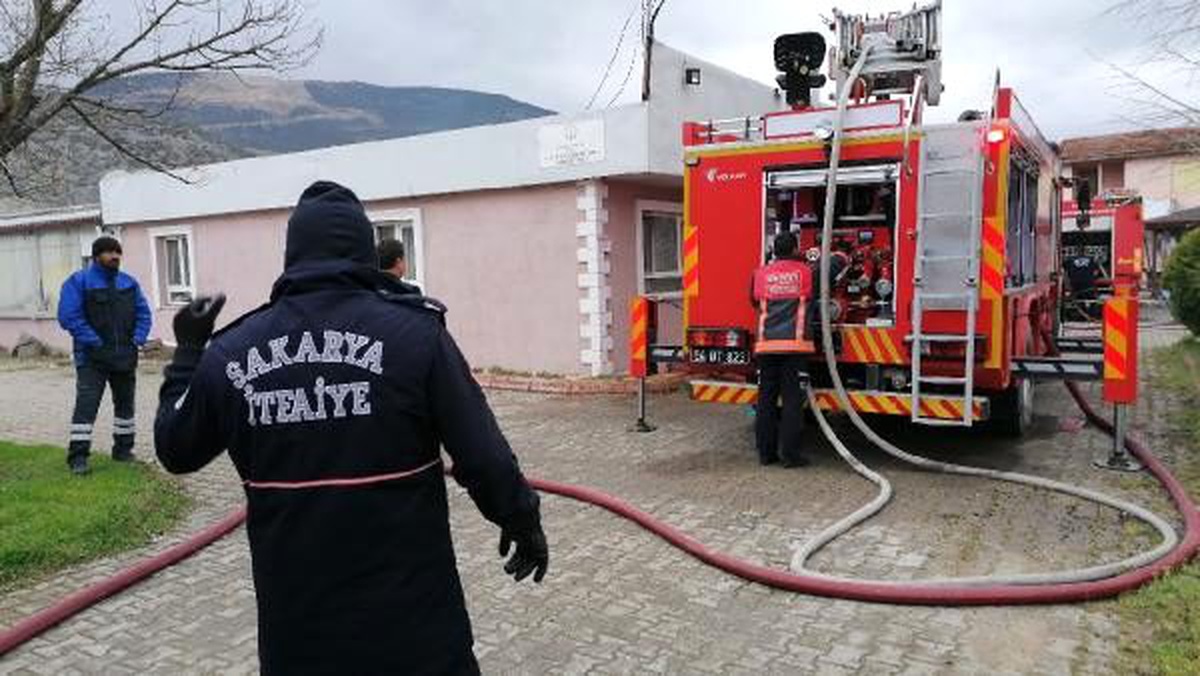Erkek öğrenci yurdunun çatısı yandı