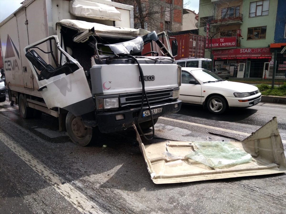 Gölcük\'te zincirleme trafik kazası: 3 yaralı