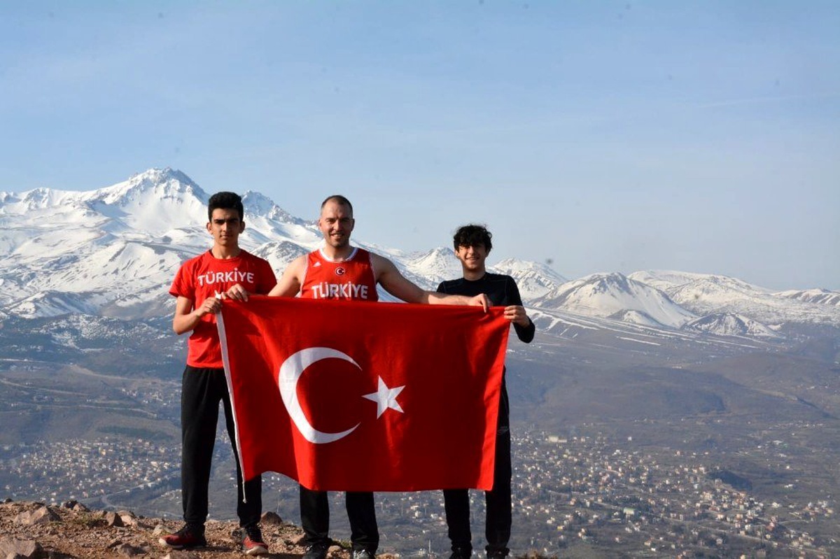 Hasketbol Genclik ve Spor Kulübünden Çanakkale Zaferi ve Şehitleri anma tırmanışı