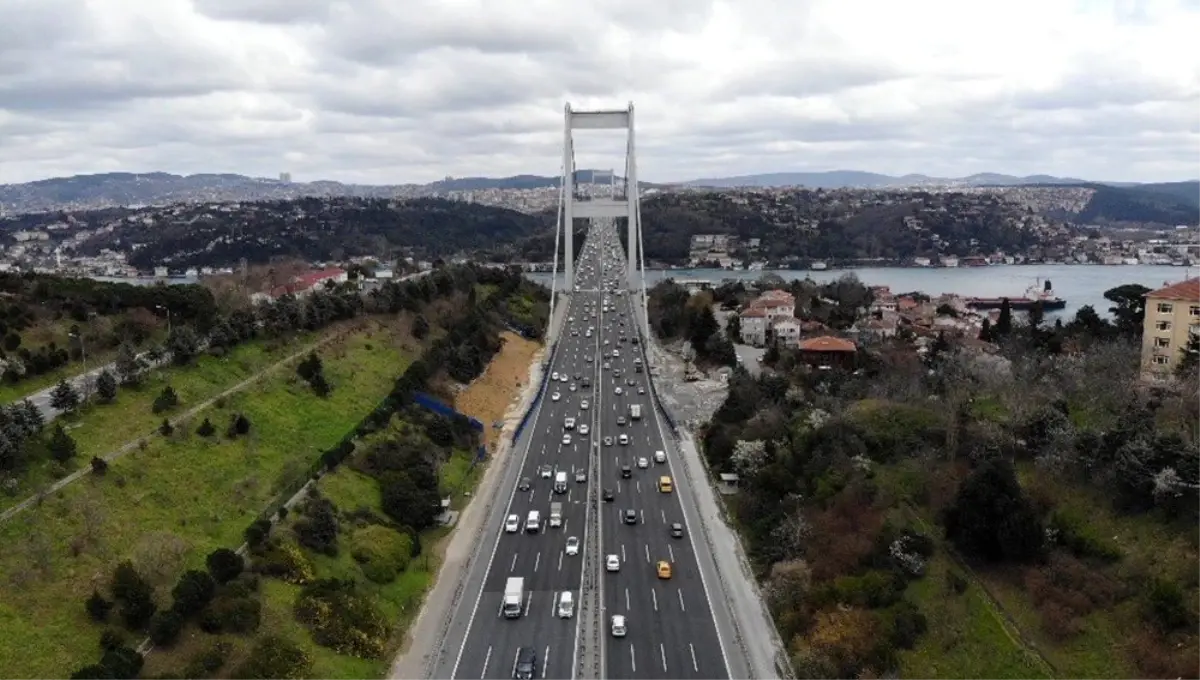 İstanbul\'un boş meydanları ve trafiği havadan böyle görüntülendi