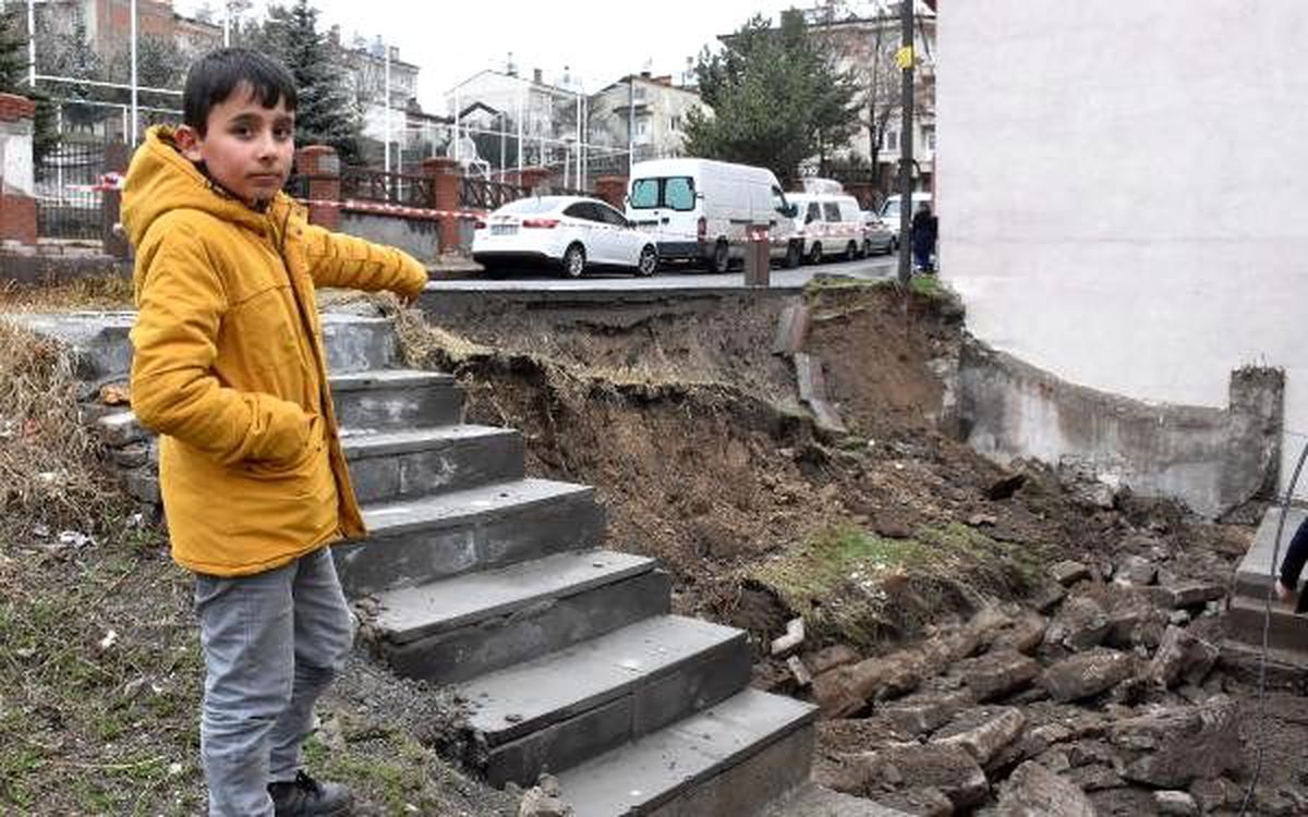 İstinat duvarı, evin bahçesine yıkıldı