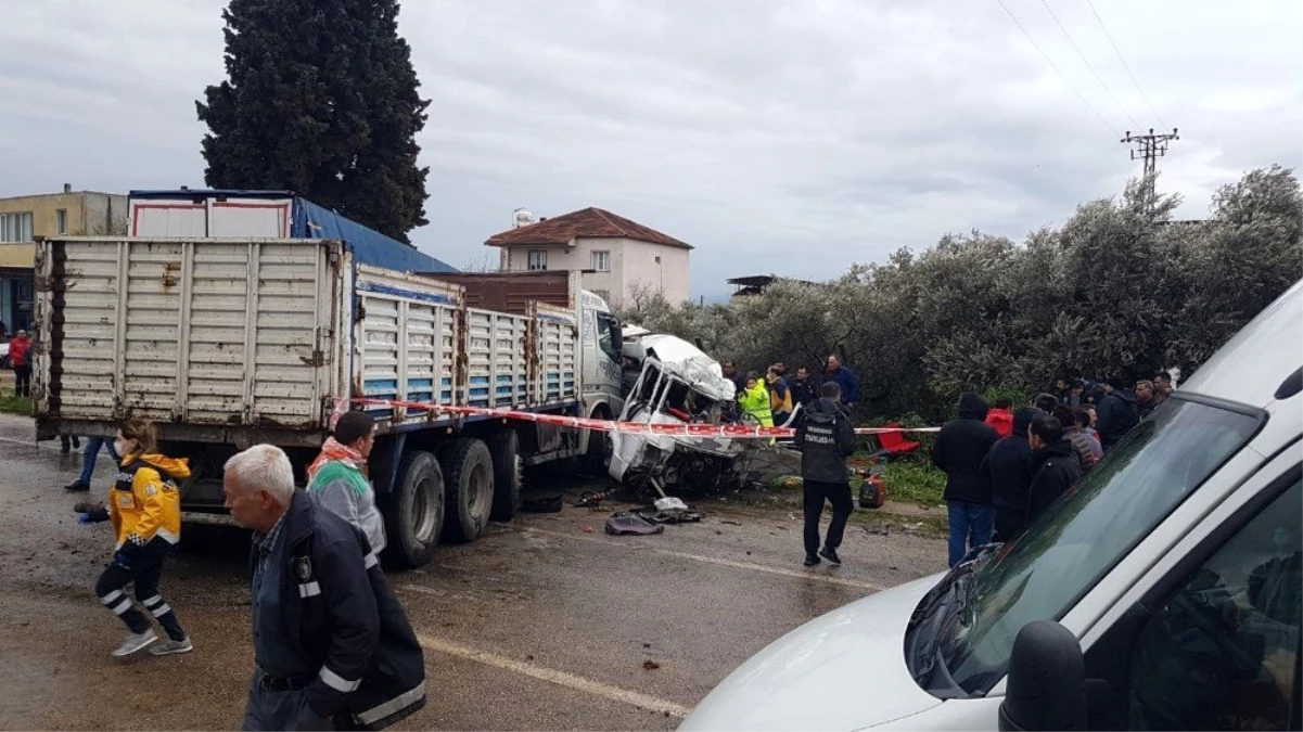 İzmir\'de korkunç kaza: 1 ölü, 4 yaralı