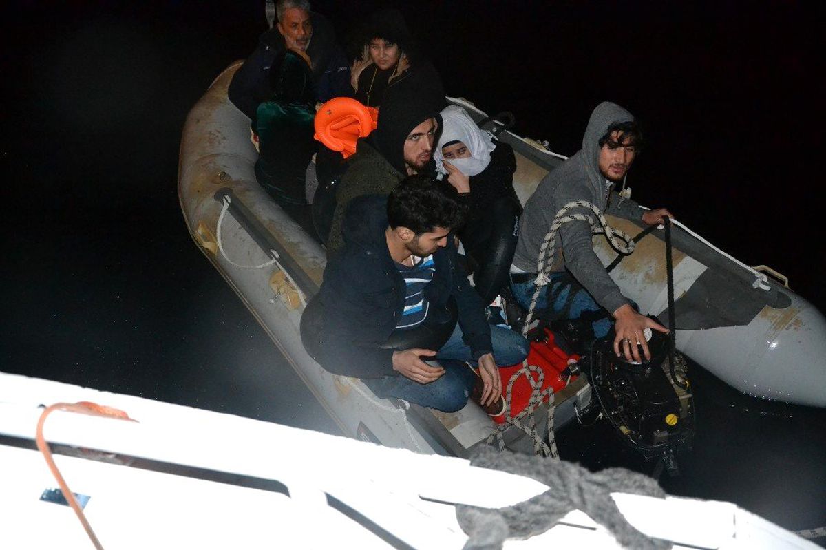 İzmir\'de motoru bozulan bottaki 9 göçmen kurtarıldı