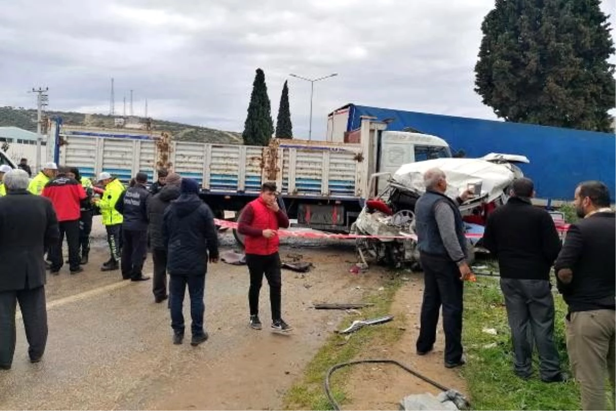 İzmir\'de TIR, kamyon ve minibüse çarptı: 1 ölü, 4 yaralı