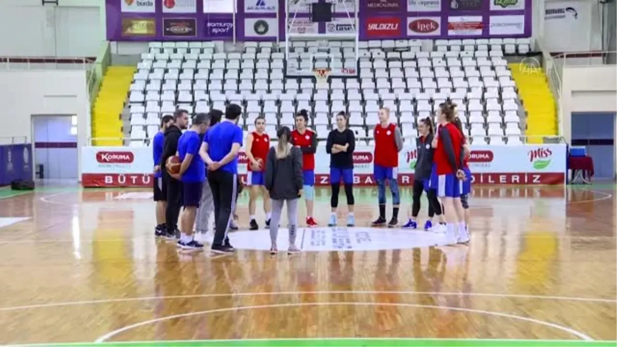 İzmit Belediyespor Kadın Basketbol Takımı, gözünü "play-off"a dikti