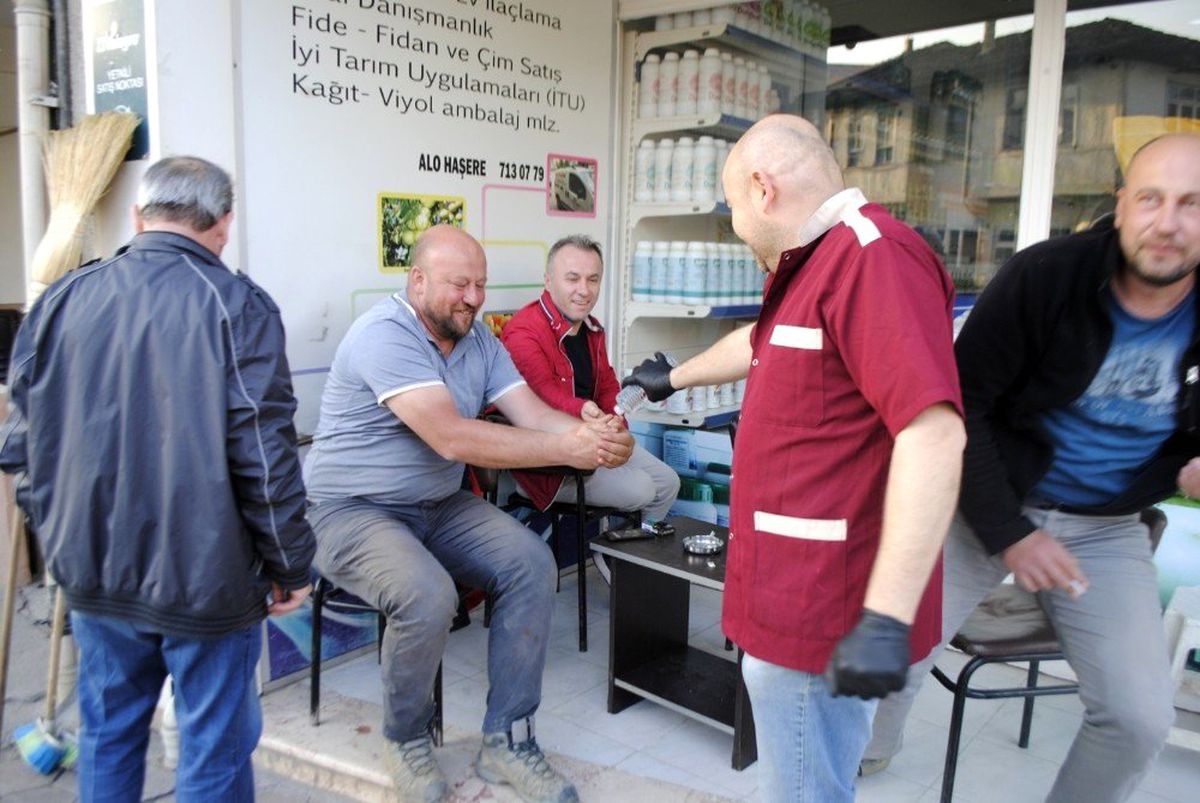 Kahveciler müşterilerine kolonya ikram ediyor