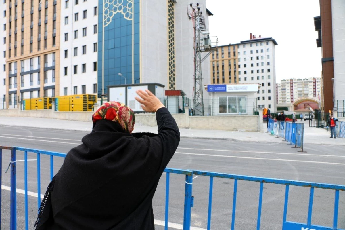 Karantina altındaki vatandaşların yakınlarının bekleyişi sürüyor