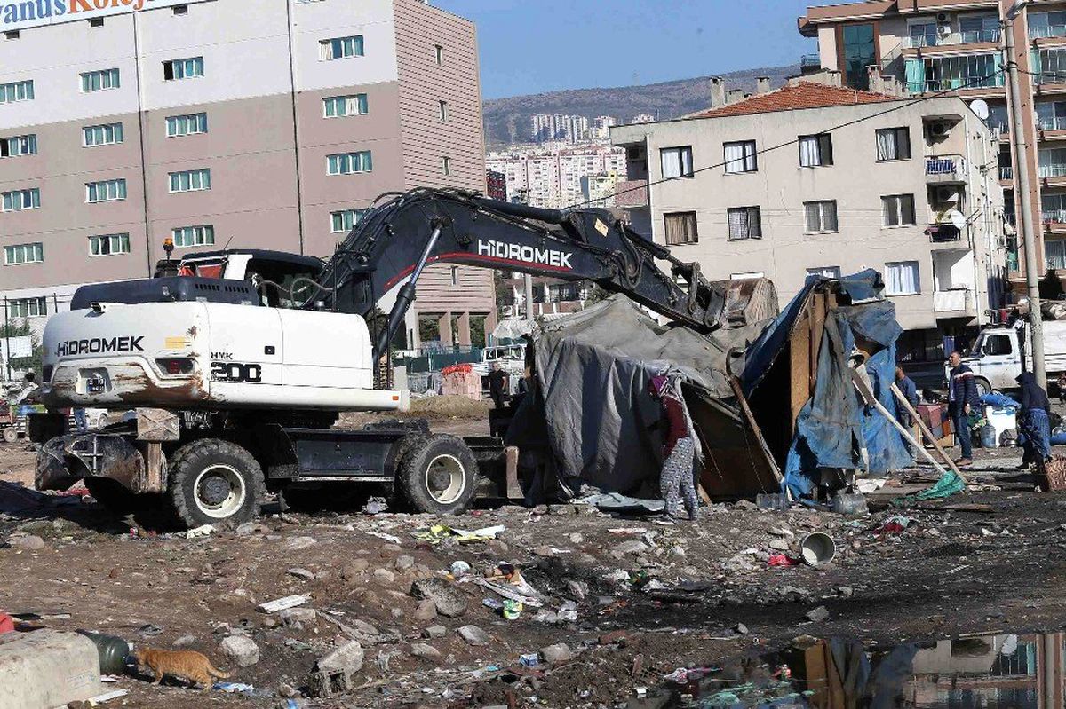 Karşıyaka\'da yıkım operasyonu: Hurdacı çadırları kaldırıldı