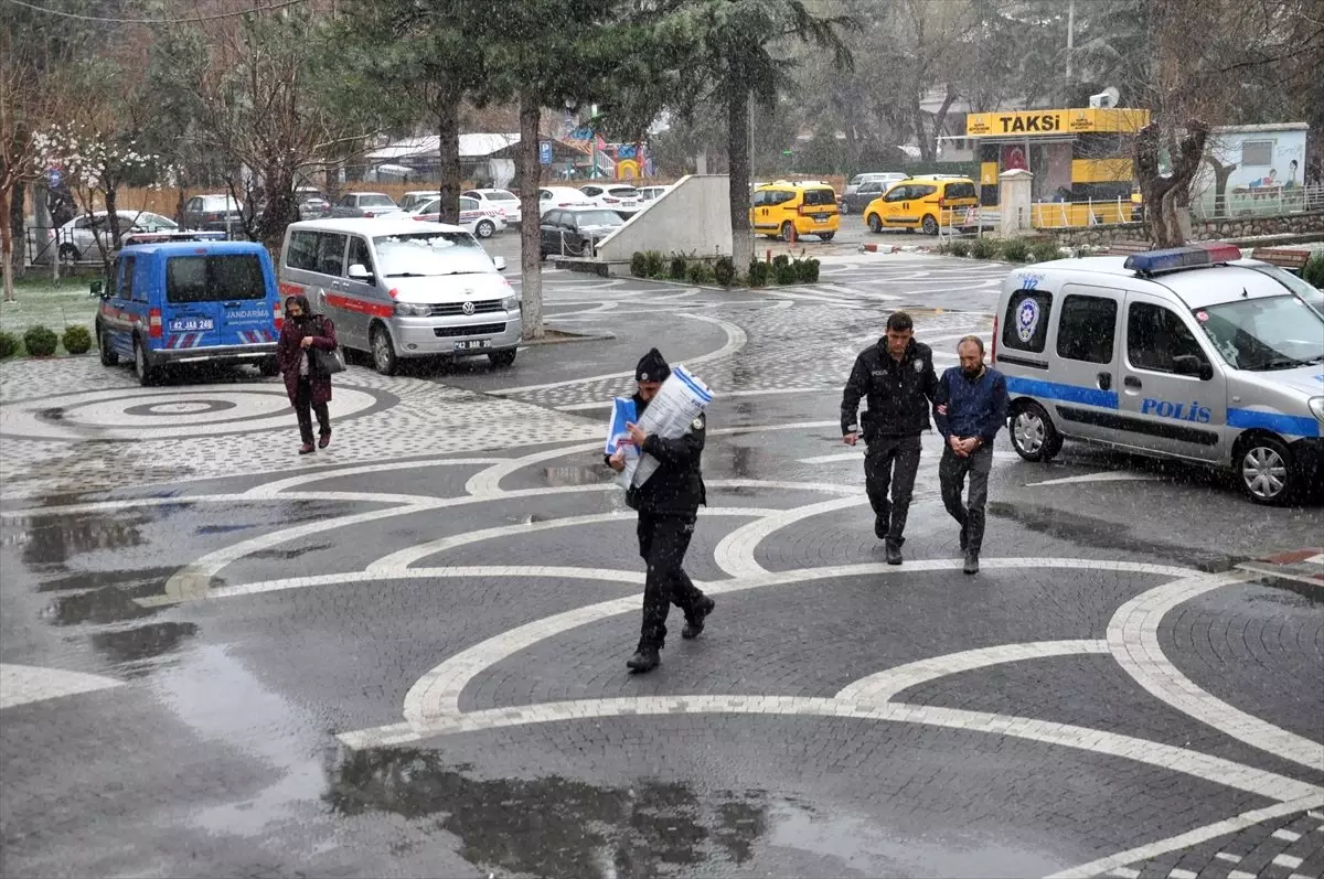 Kavgayı ayırmak isterken ağır yaralandı