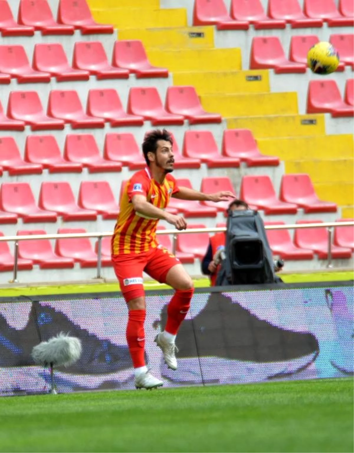 Kayserisporlu futbolcu Yasir Subaşı: Ligde kalacağımıza inanıyorum