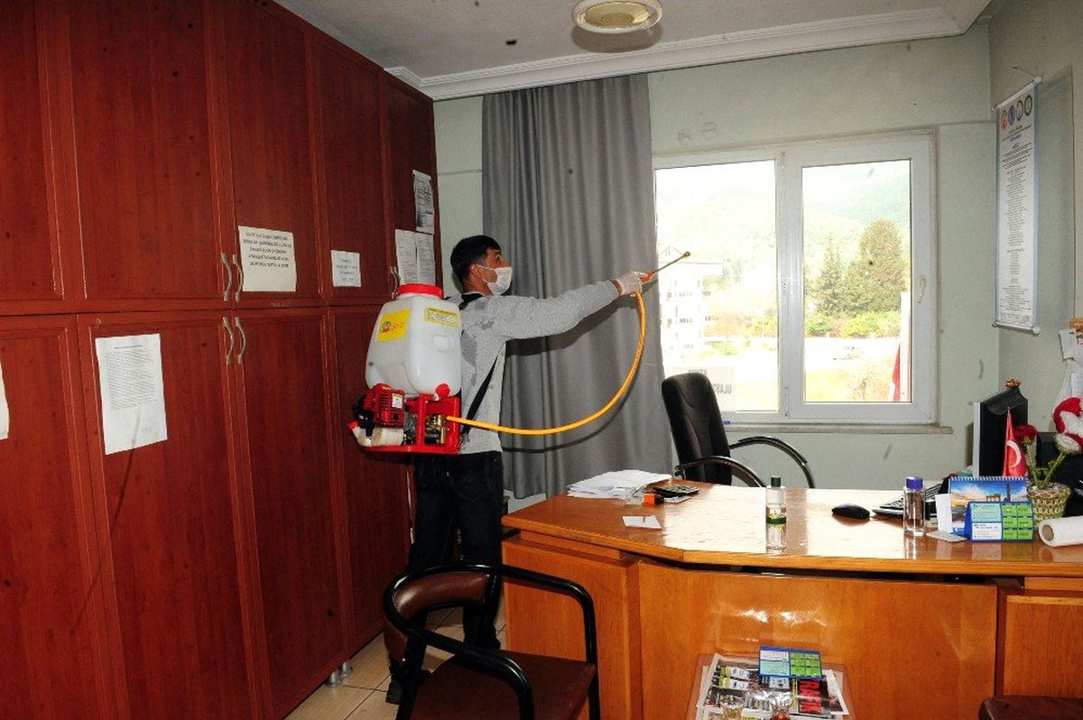 Kemer\'de muhtarlıklar, otogar ve taksi duraklarında dezenfekte