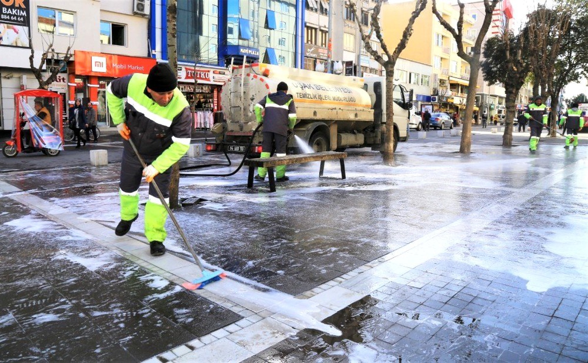 Kenti fırça ve köpükle yıkadılar