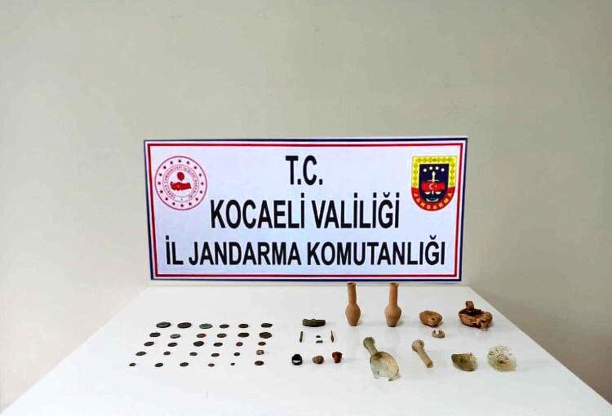 Kocaeli\'de 48 adet tarihi eseri satmaya çalışan şahıs gözaltına alındı