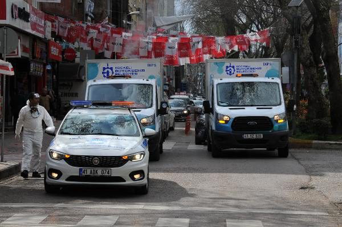 Kocaeli\'de caddeler koronavirüse karşı ilaçlanıyor