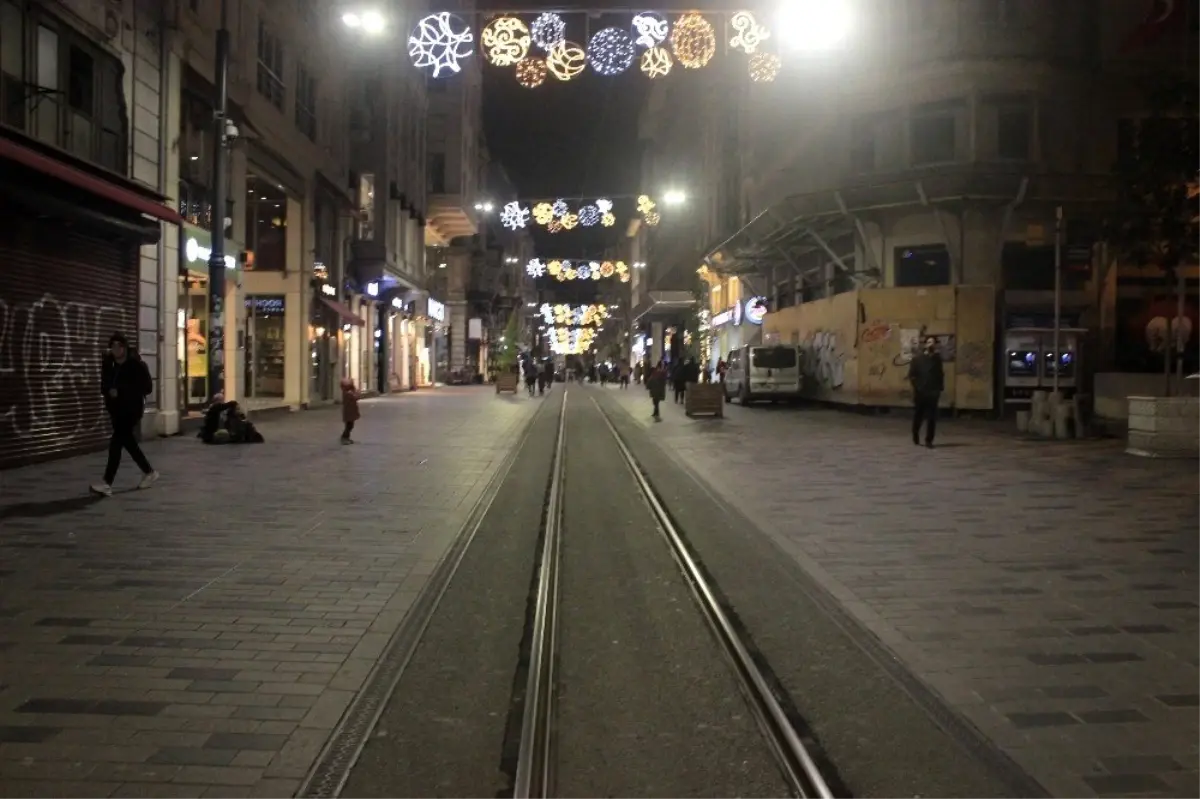 Korona virüs nedeniyle İstiklal Caddesi ve Taksim Meydanı boş kaldı