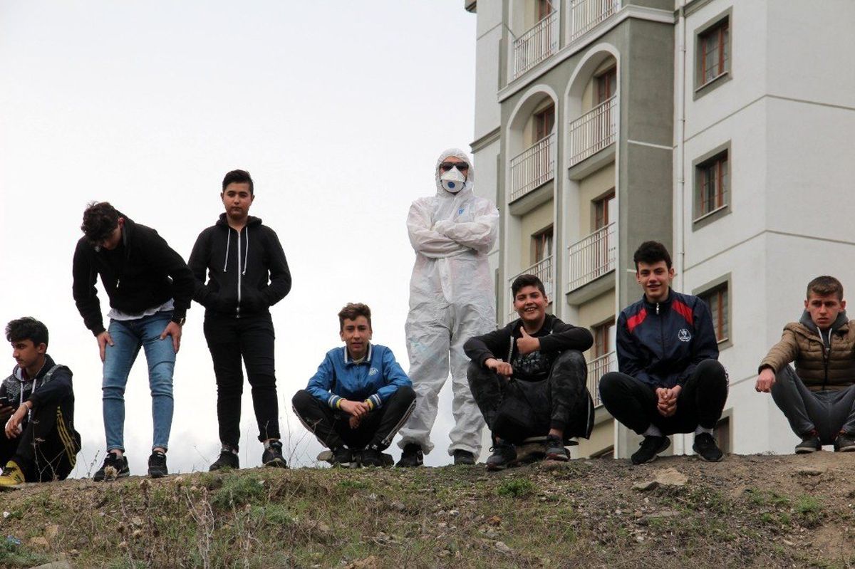 Korona virüsten korunmak için maçı özel tulum giyerek izledi