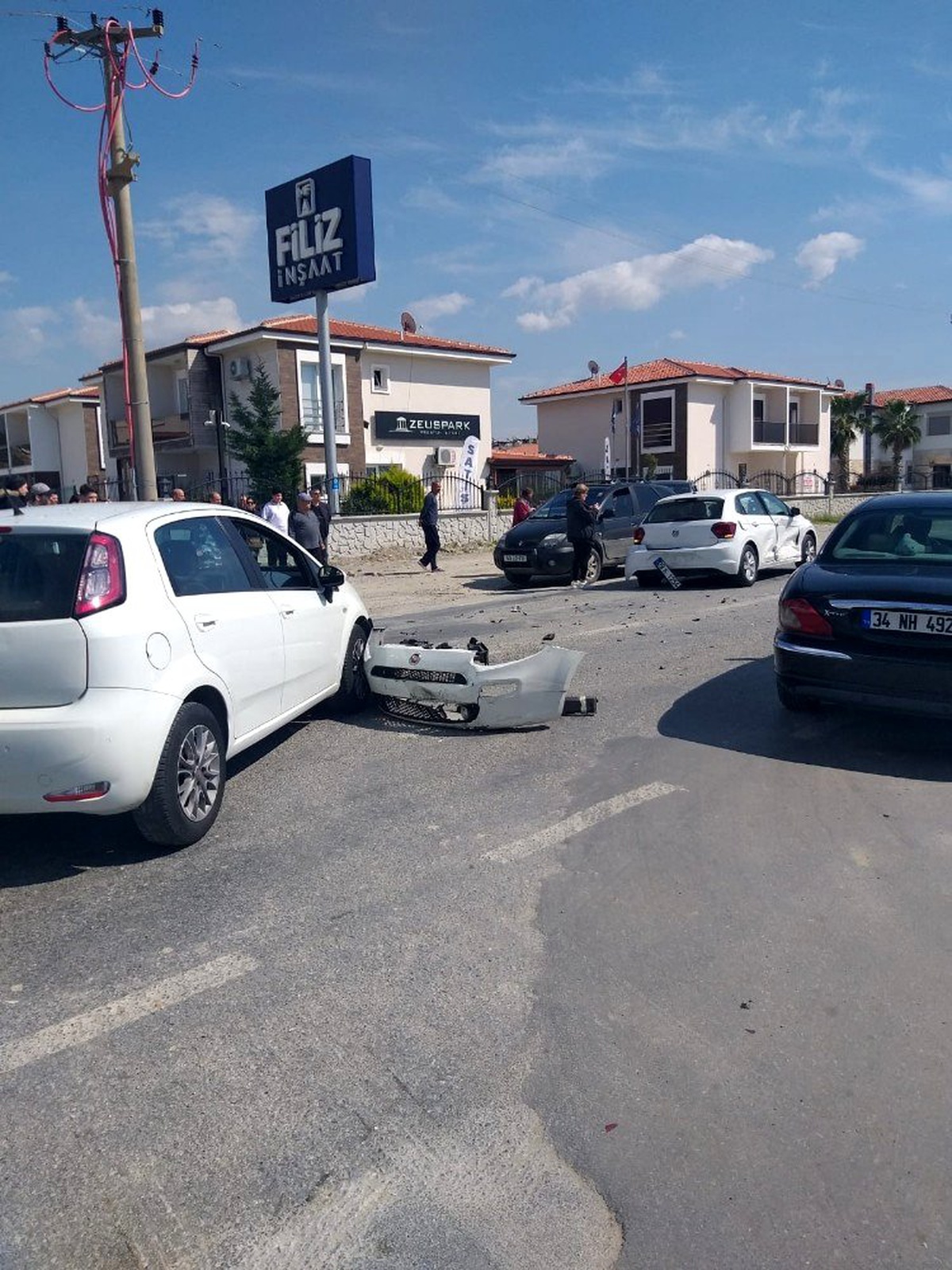 Kuşadası\'nda 3 otomobilin çarpıştığı kaza güvenlik kameralarına yansıdı