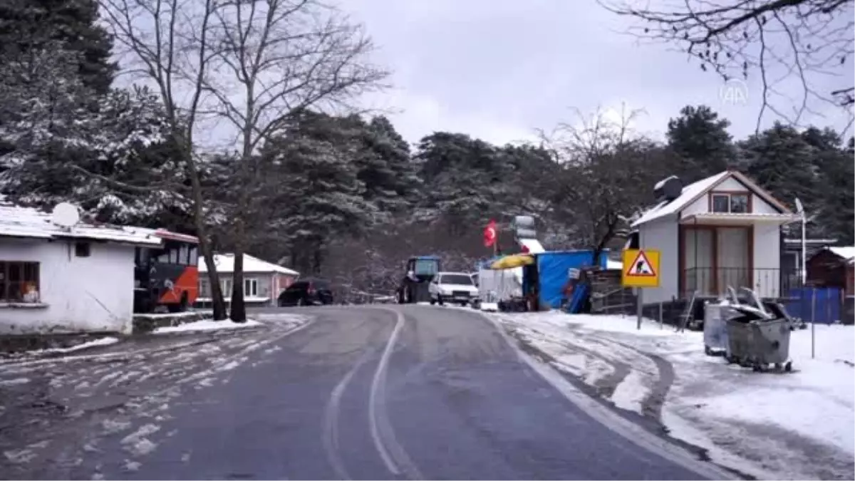 Kütahya ve Balıkesir\'de kar yağışı ulaşımda aksamalara yol açıyor