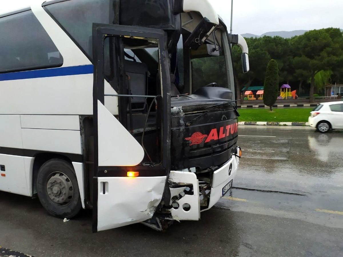 Manisa\'da işçi servisi kaza yaptı: 8 yaralı
