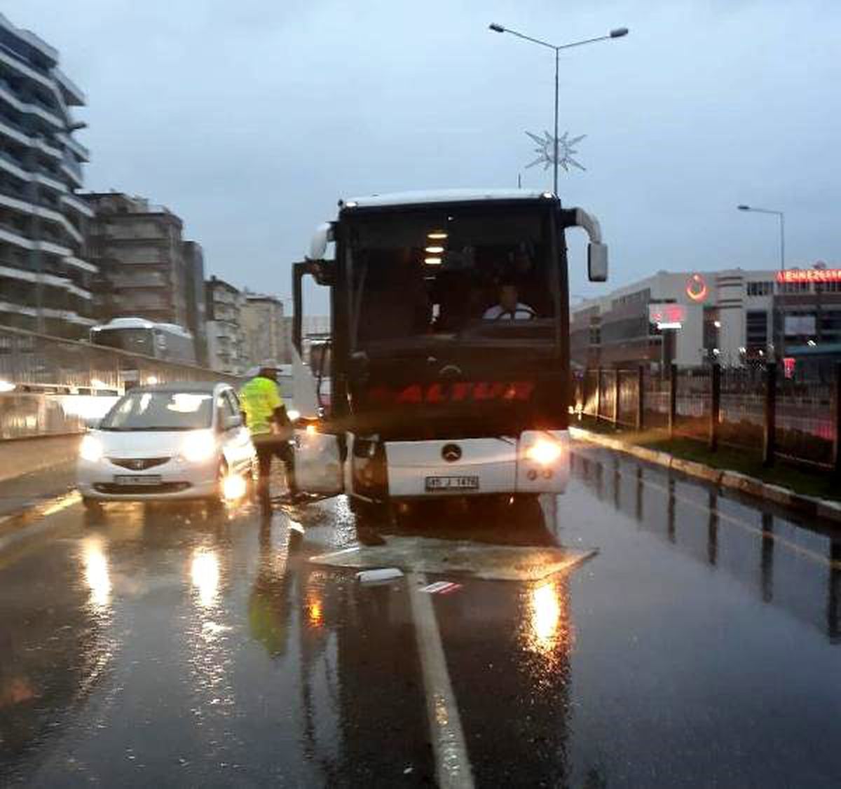 Manisa\'da servis otobüsü, servis minibüsüne çarptı: 8 yaralı