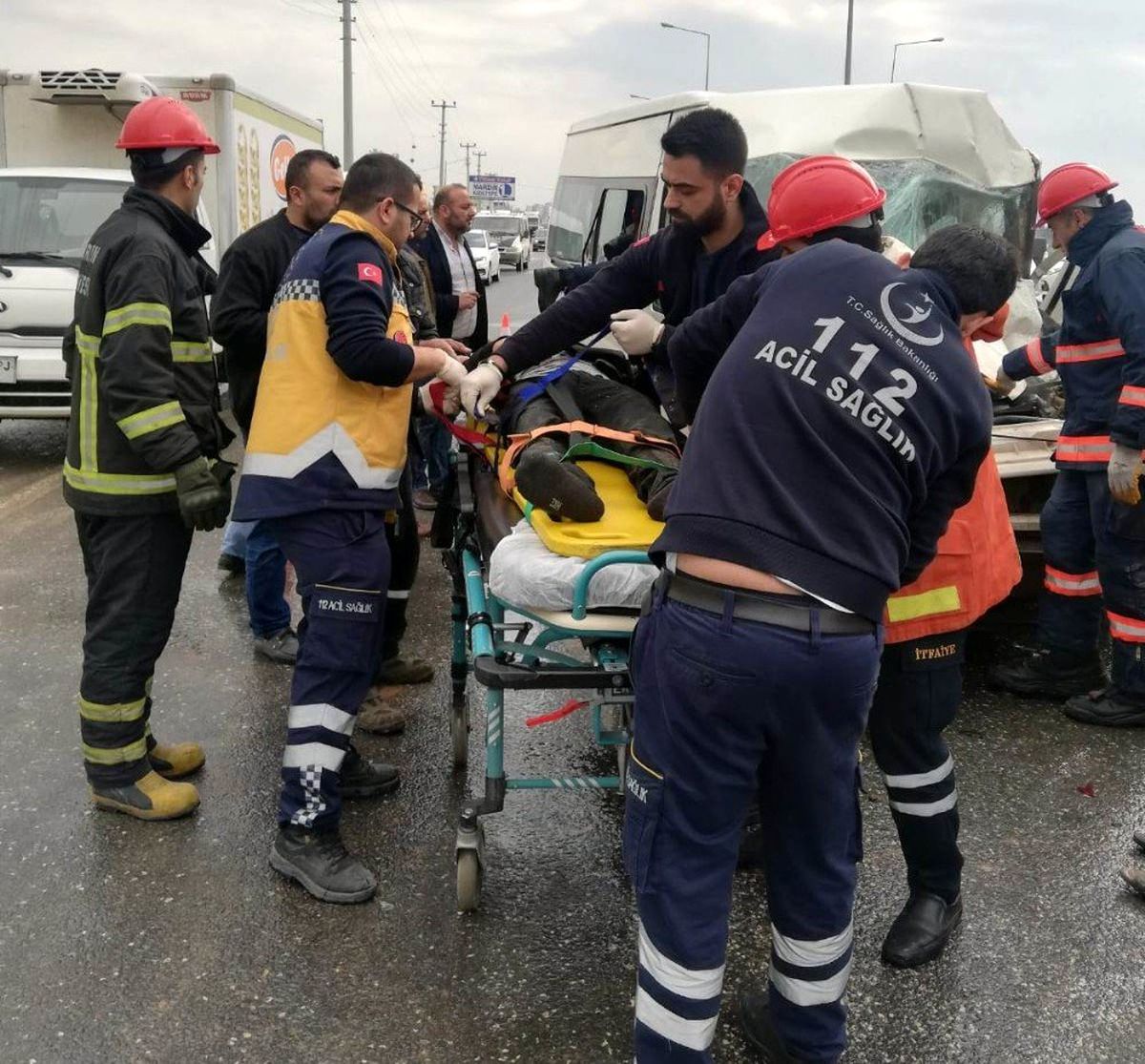 Mardin\'de minibüs ile tır çarpıştı: 2 yaralı