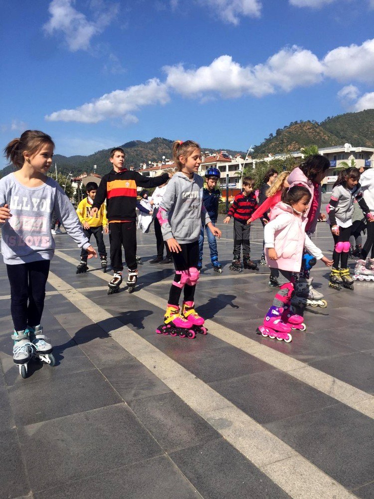 Marmaris\'te çocuklarla paten etkinliği