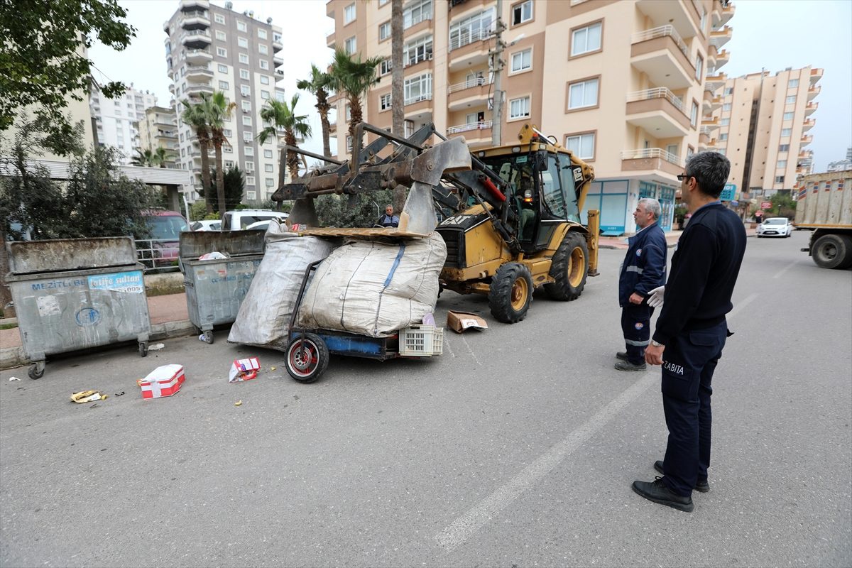 Mersin\'de izinsiz kağıt toplayıcıların aracına el konuldu