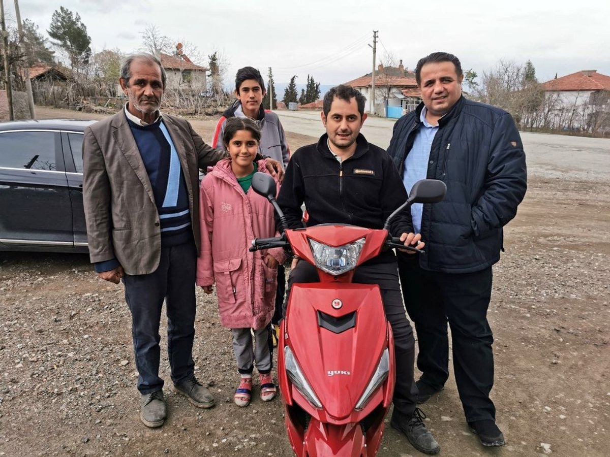 Milletvekili Kaya\'dan engelli gence doğum günü sürprizi