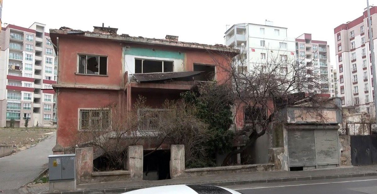 Niğde\'de 2 katlı ev yandı