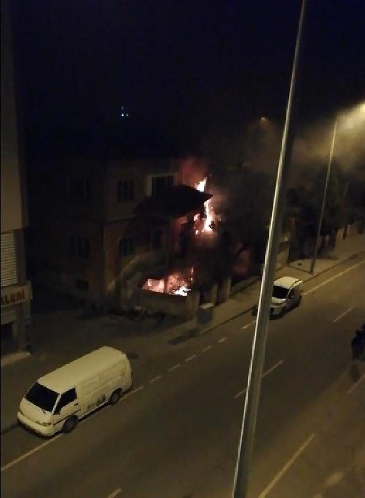 Niğde\'de metruk bina, alev alev yandı